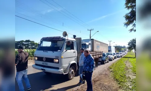 
							Associação orienta sobre protesto de caminhoneiros; multa para bloqueio de rodovias é de R$ 100 mil por hora
						
						