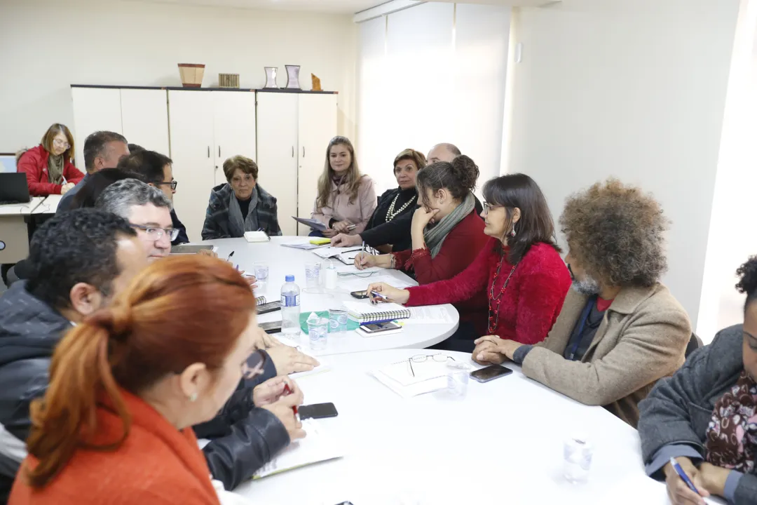 Comissão discute salário de professores