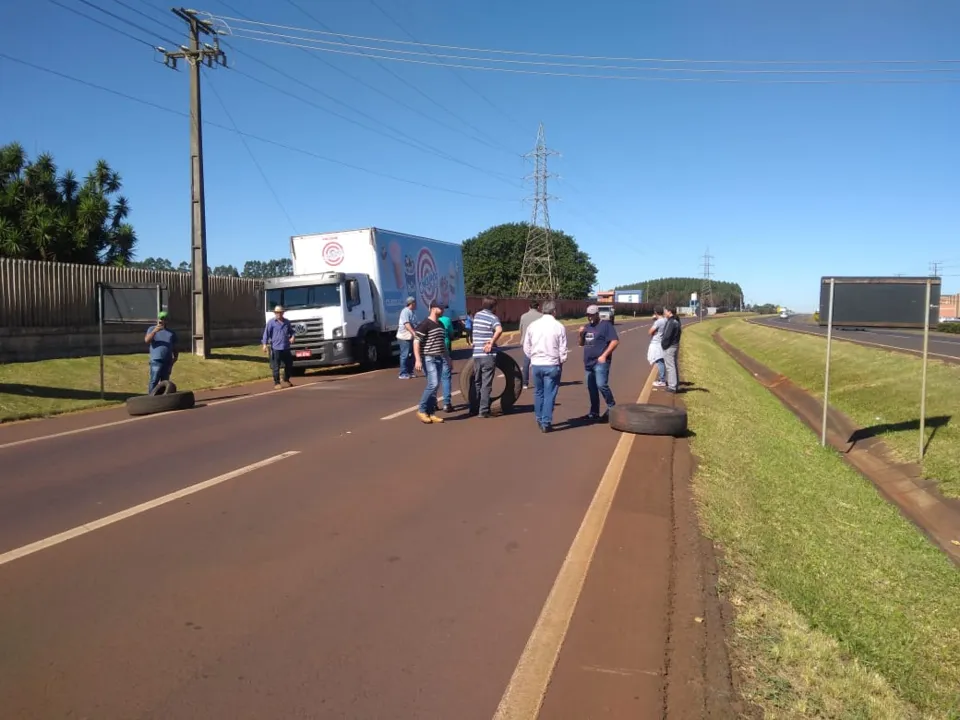 Caminhoneiros bloquearam a BR-369 entre Apucarana e Arapongas nesta terça-feira - Foto: TNONLINE