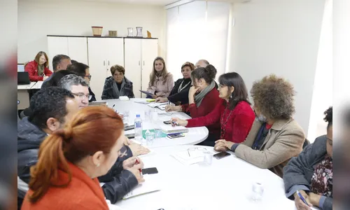 Comissão discute salário de professores