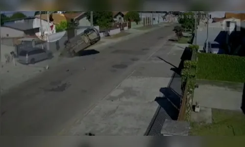 Suspeito é arremessado de carro em acidente durante perseguição policial no Paraná; veja vídeo
