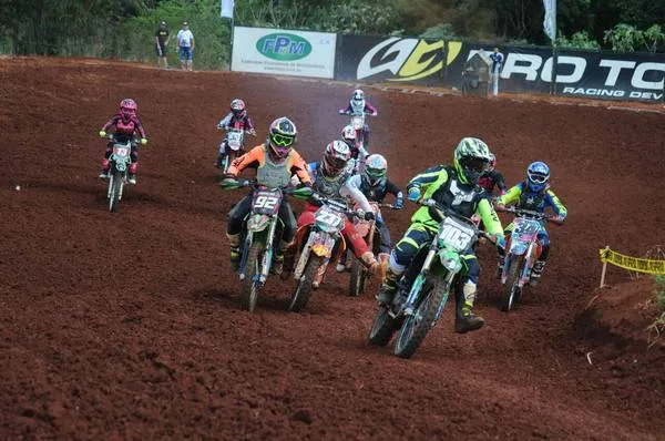 O Campeonato Paranaense de Motocross terá a disputa de 15 categorias - Foto: Divulgação/FPrM