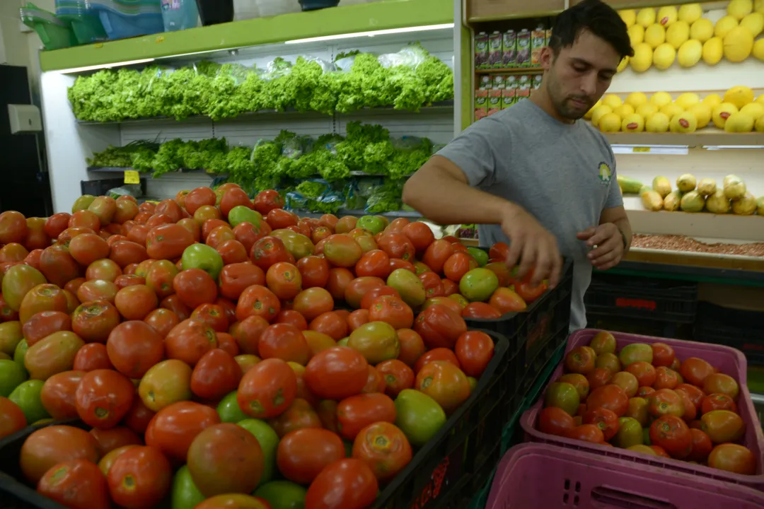 Supermercado Alvorada tem estoque de frutas, verduras e legumes para dois dias apenas. Foto: Sergio Rodrigo