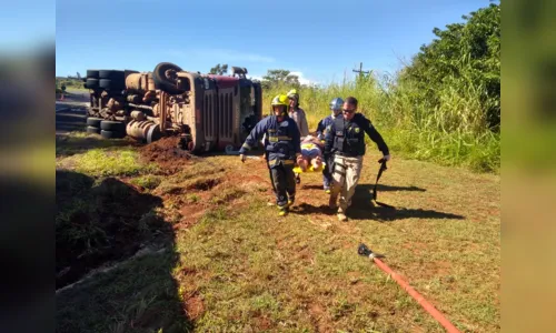 
							Carreta tomba na BR-376 em Apucarana 
						
						