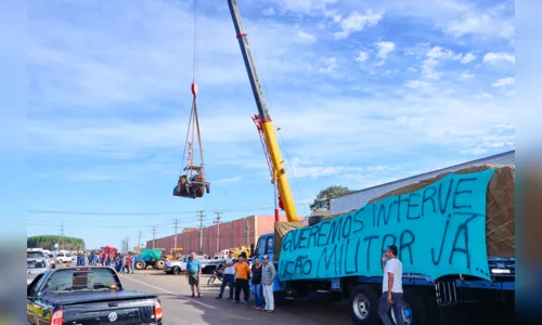 
							Caminhoneiros içam trator para chamar atenção durante protesto em Arapongas
						
						