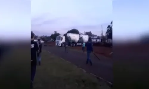 Vídeo mostra caminhoneiro enfrentando manifestantes com motosserra para furar bloqueio