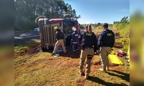 Carreta tomba na BR-376 em Apucarana 