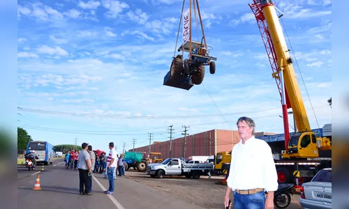 Caminhoneiros içam trator para chamar atenção durante protesto em Arapongas