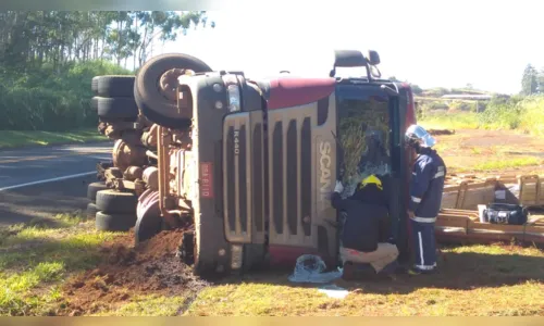 
							Carreta tomba na BR-376 em Apucarana 
						
						