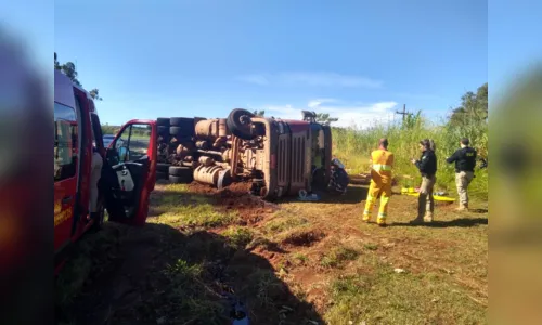 
							Carreta tomba na BR-376 em Apucarana 
						
						