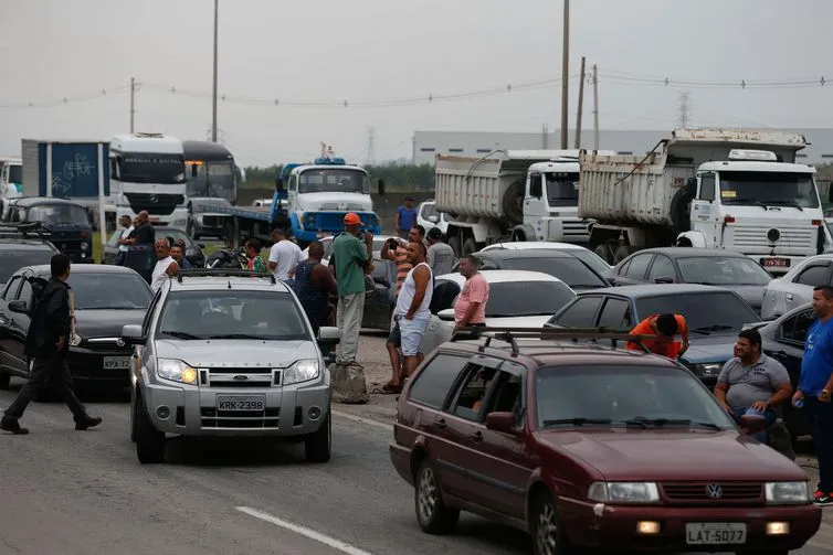 Caminhoneiros protestam contra elevação no preço do diesel na rodovia BR-040, em Duque de Caxias. - Fernando Frazão/Agência Brasil