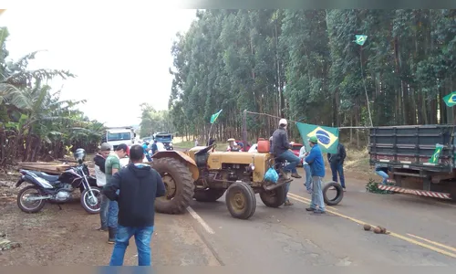 Manifestantes bloqueiam a Rodovia do Milho, em Novo Itacolomi, e param até carro-forte 