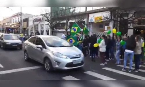 População sai às ruas em apoio à greve dos caminhoneiros 