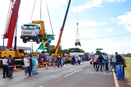 Bloqueio de caminhoneiros na BR-369, em Aricanduva - Foto: Delair Garcia/TN