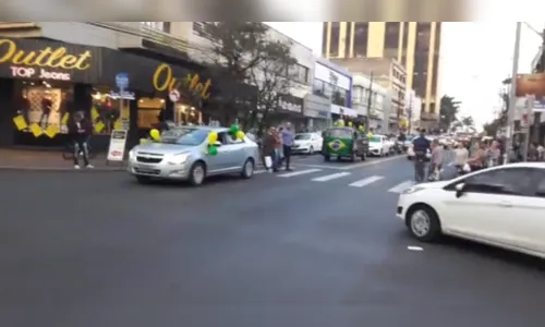 
							População sai às ruas em apoio à greve dos caminhoneiros 
						
						