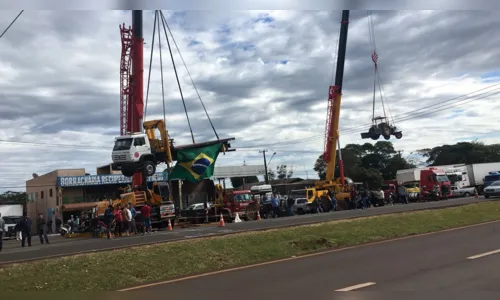 
							Caminhoneiros mantêm bloqueios na BR-369, entre Apucarana e Arapongas, e na região
						
						