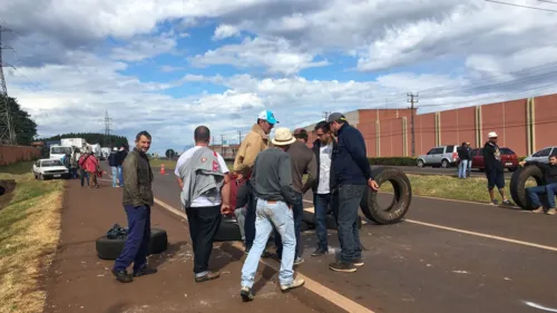 Em Aricanduva os manifestantes colocaram mais pneus nas pistas - Foto: TNONLINE