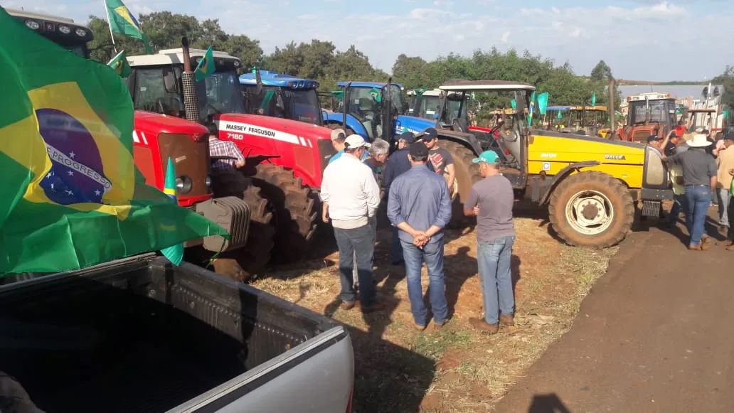 Greve dos caminhoneiros entra no sexto dia de protestos com carreatas em apoio à causa