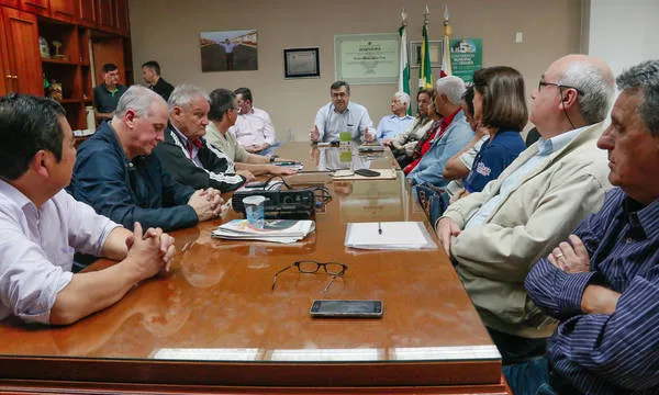 Prefeito de Apucarana faz reunião emergencial e pede cautela no gasto de combustíveis