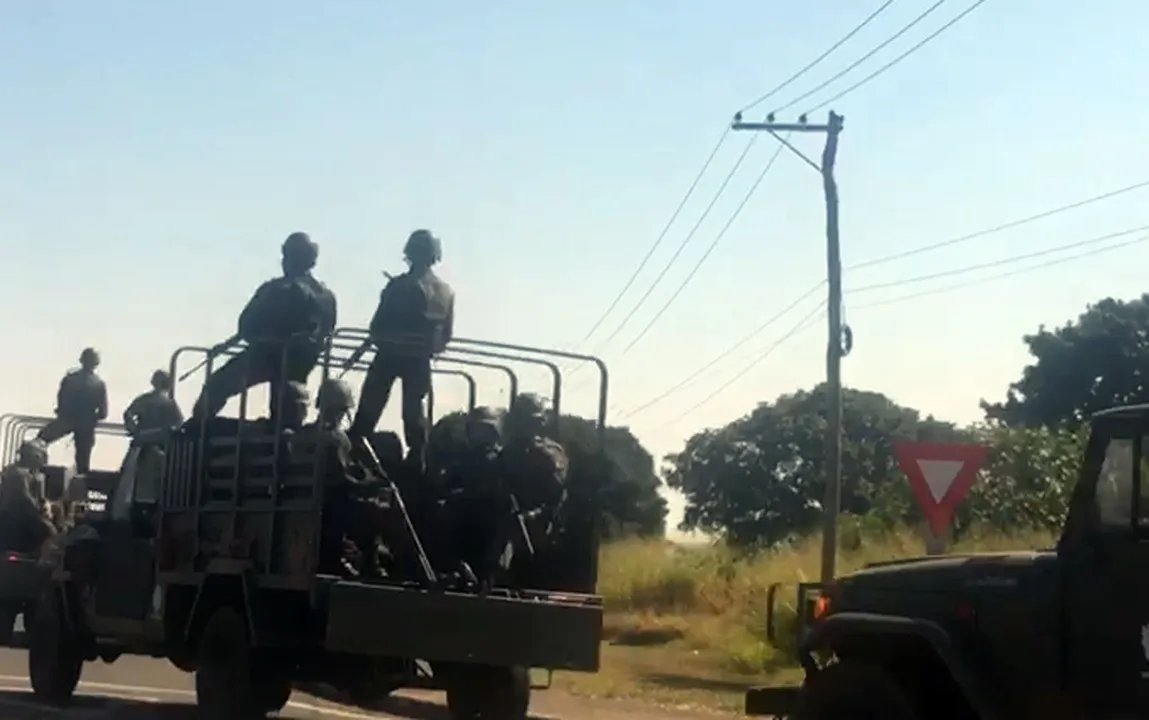 Homens do Exército escoltaram caminhão-tanque. Foto: Guilherme Maziero