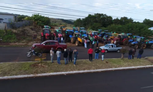 
							Greve dos caminhoneiros entra no sexto dia de protestos com carreatas em apoio à causa
						
						