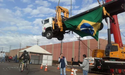 
						
							Greve dos caminhoneiros entra no sexto dia de protestos com carreatas em apoio à causa
						
						