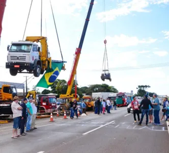 Caminhoneiros em bloqueio na BR-369, próximo ao distrito de Aricanduva: nova paralisação pode ocorrer a qualquer momento -  Foto: TNOnline