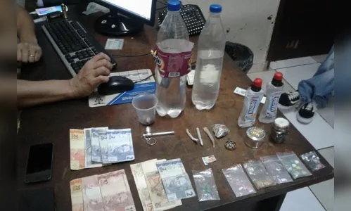 Passageiros de van são presos com ecstasy, LSD e lança-perfume a caminho de festa 