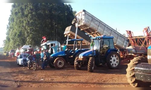 
						
							Multidão faz passeata pela BR-369 em apoio à greve dos caminhoneiros em Arapongas
						
						