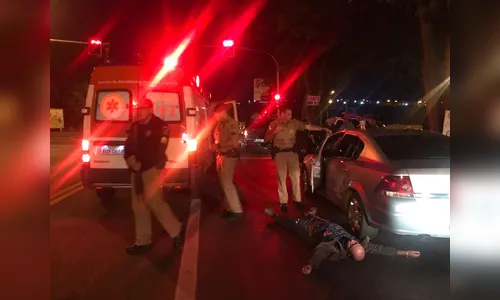 Motorista embriagado é contido por caminhoneiros após bater em cones no bloqueio e quase atropelar pessoas