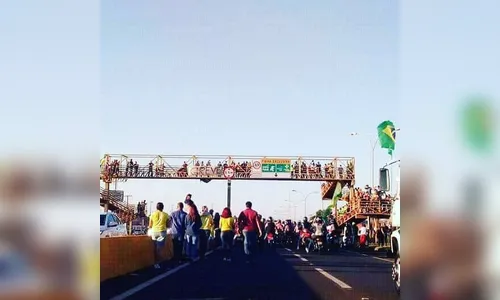 Multidão faz passeata pela BR-369 em apoio à greve dos caminhoneiros em Arapongas