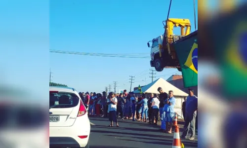 
							Multidão faz passeata pela BR-369 em apoio à greve dos caminhoneiros em Arapongas
						
						
