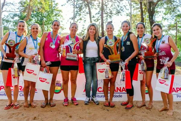 A secretária de Esportes de Apucarana, Jossuela Pinheiro, com as melhores colocadas no torneio de vôlei de praia - Foto: Divulgação