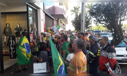 Manifestantes fazem passeata no centro em apoio à greve dos caminhoneiros; veja o vídeo