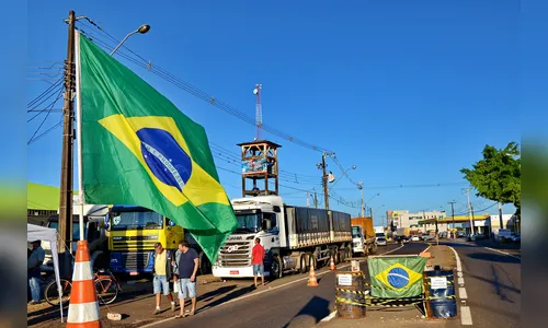 Rodovias na região de Apucarana têm 11 pontos de bloqueios; 'temos que ficar até o fim', dizem motoristas