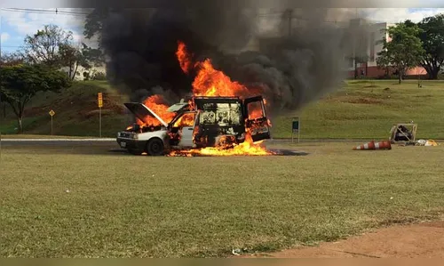 Caminhoneiro revoltado com fila para abastecimento incendeia o próprio carro em Londrina