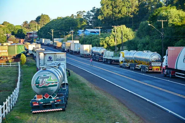 Greve dos caminhoneiros entra no 10º dia nas estradas do Paraná - Foto - Reprodução/TN