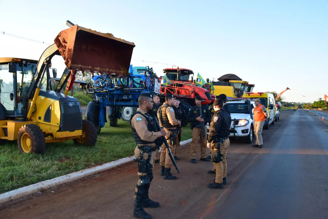 PM realiza operação para desmobilizar bloqueios no Vale do Ivaí