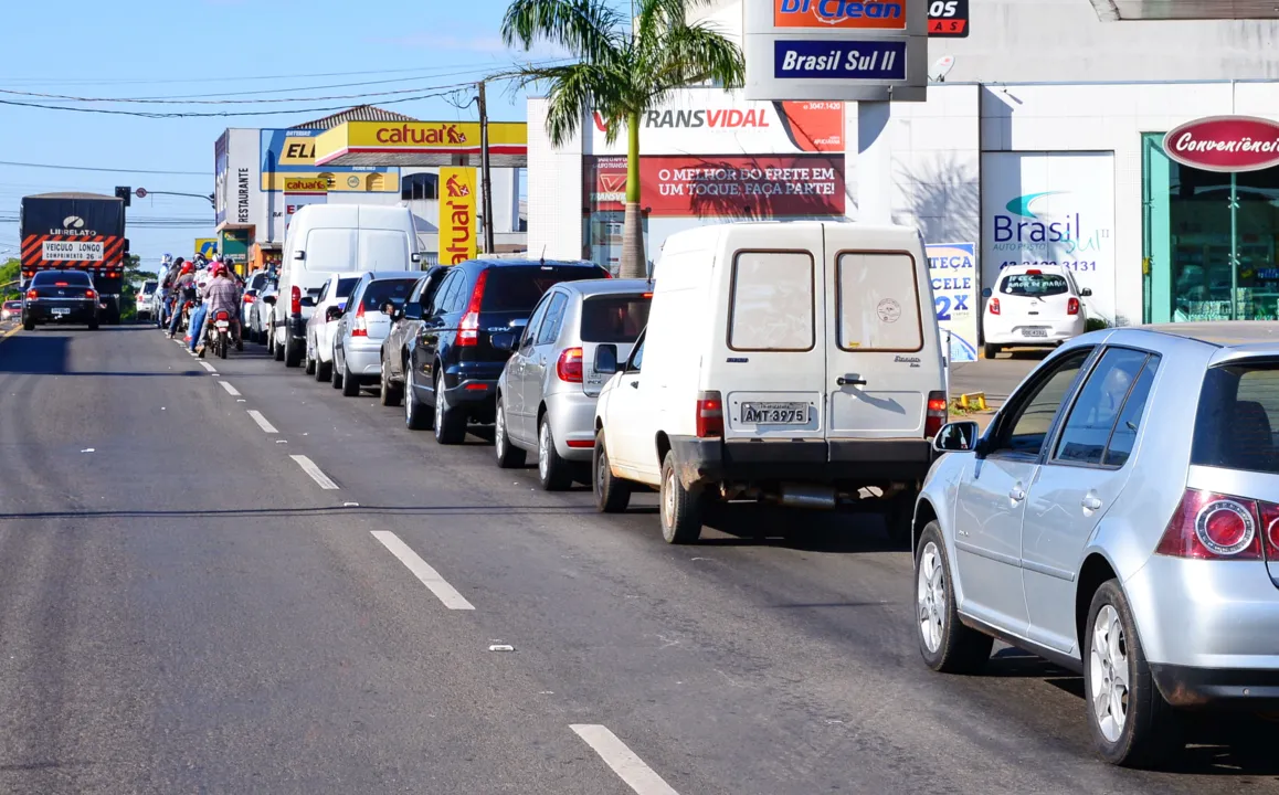 Fila para abastecimento congestiona a Avenida Minas Gerais. Foto: Delair Garcia