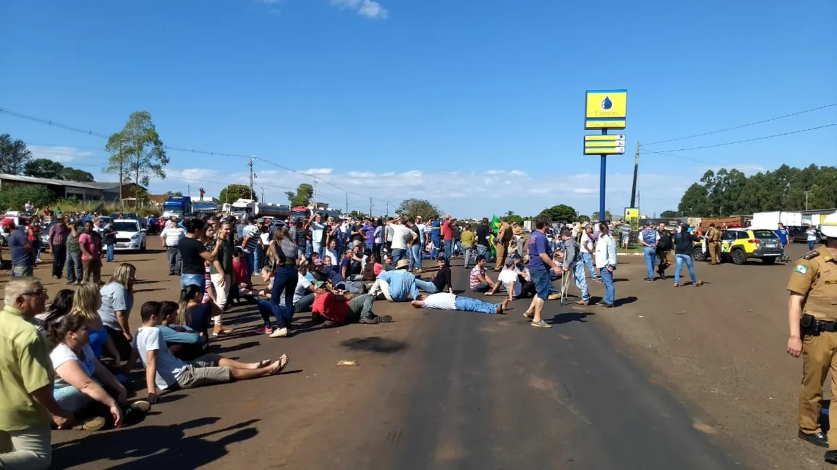 Caminhoneiros deitam na pista para bloquear rodovia no Vale do Ivaí - Foto - Ivan Maldonado