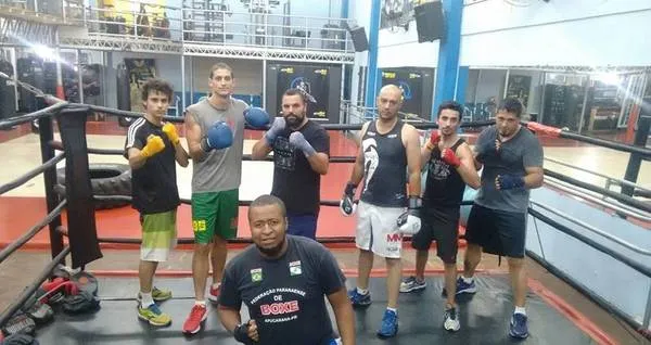 O professor Fernando Darrel com alunos da Associação de Boxe de Apucarana - Foto: Divulgação