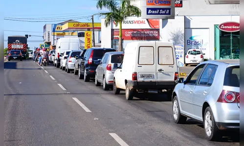 Postos recebem gasolina e motoristas formam longas filas em Apucarana