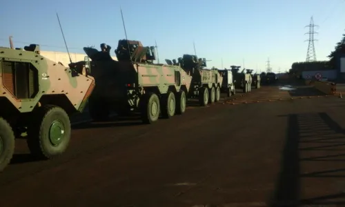 
							Batalhão do Exército em Apucarana manda 250 homens para desbloquear rodovias na região; veja vídeo
						
						