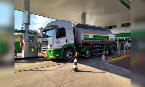 
							Postos recebem gasolina e motoristas formam longas filas em Apucarana
						
						