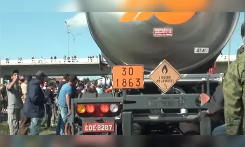 Retido sob coação, caminhoneiro agradece intervenção da PRF e da PM em Cascavel (PR); veja vídeo