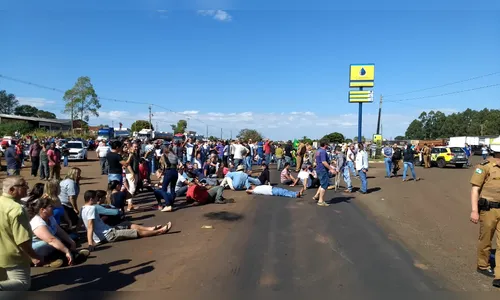 Caminhoneiros deitam na pista para bloquear rodovia no Vale do Ivaí