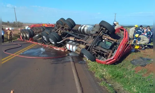 Carreta tomba e deixa duas pessoas feridas entre Jardim Alegre e Lidianópolis