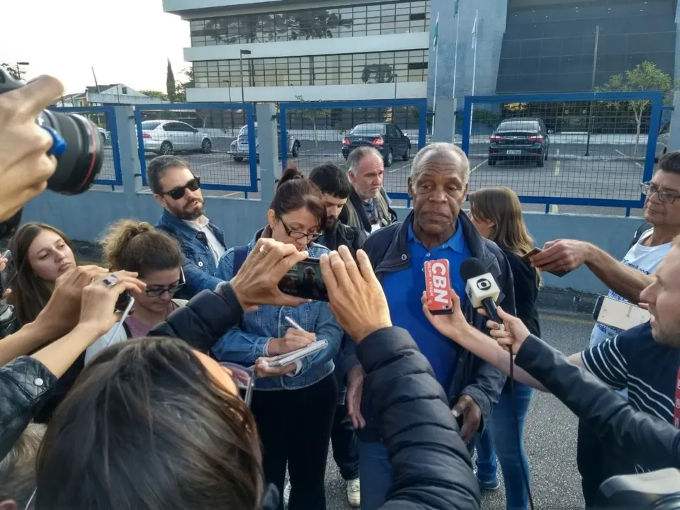 Danny Glover e Dilma visitam Lula na cela da PF em Curitiba - Foto: Jurandir Chaves/RPC