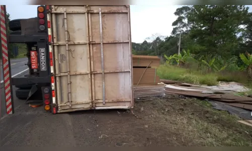 
							Carreta tomba entre Ortigueira e Mauá da Serra
						
						