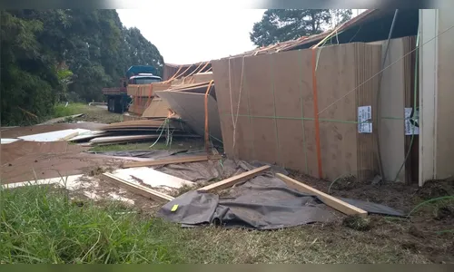 Carreta tomba entre Ortigueira e Mauá da Serra